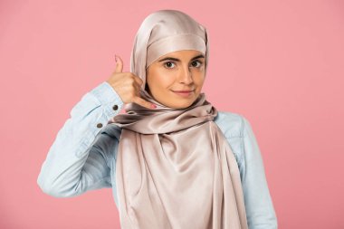 hijab gülümseyen müslüman kız bana işaret arama gösteren, pembe izole
