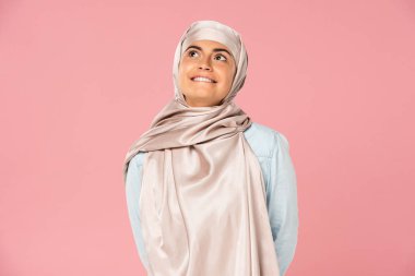hijab güzel rüya gibi müslüman kız, pembe izole