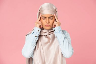türban güzel İslami kız baş ağrısı olan, pembe izole