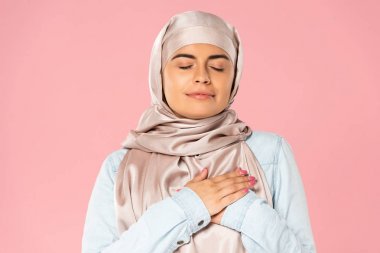 kalp üzerinde el ele tutuşan rüya gibi müslüman kız, pembe izole