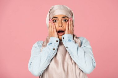 hijab şok müslüman kadın, pembe izole 