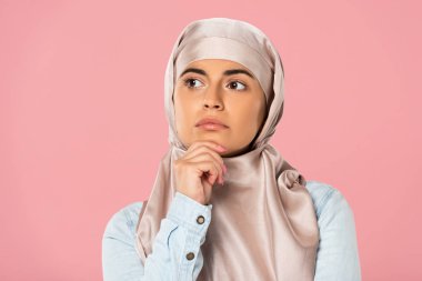 hijab çekici düşünceli müslüman kız, pembe izole