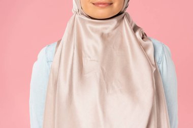 türbangüzel gülümseyen müslüman kız kırpılmış görünümü, pembe izole