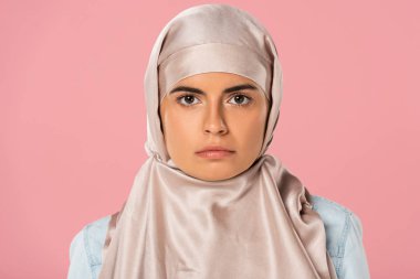 hijab güzel ciddi müslüman kız, pembe izole