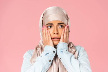 hijab korkmuş müslüman kız, pembe izole 