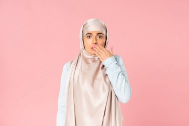 hijab gesturing şok müslüman kadın, pembe izole 