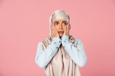 hijab gesturing korkmuş arap kadın, pembe izole 