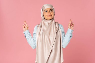 parmakları çapraz ile hijab mutlu müslüman kadın, pembe izole 