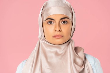türban ciddi müslüman kız portresi, pembe izole