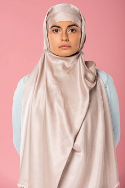 türbanlı çekici Müslüman kız portresi, pembe izole