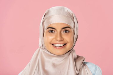 türban güzel neşeli müslüman kız portresi, pembe izole