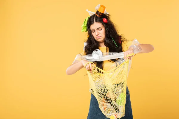 Λυπημένο Κορίτσι Σκουπίδια Τσάντα Holding Μαλλιών Σκουπίδια Απομονώνονται Κίτρινο — Φωτογραφία Αρχείου