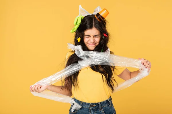 Chica Confundida Con Basura Pelo Aislado Amarillo — Foto de Stock