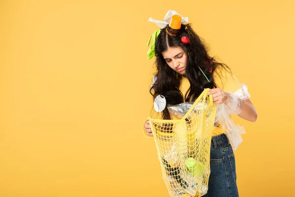 Απογοητευμένος Κορίτσι Σκουπίδια Τσάντα Holding Μαλλιών Σκουπίδια Απομονώνονται Κίτρινο — Φωτογραφία Αρχείου