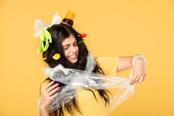 Mujer Joven Preocupada Con Basura Pelo Aislado Amarillo — Foto de Stock