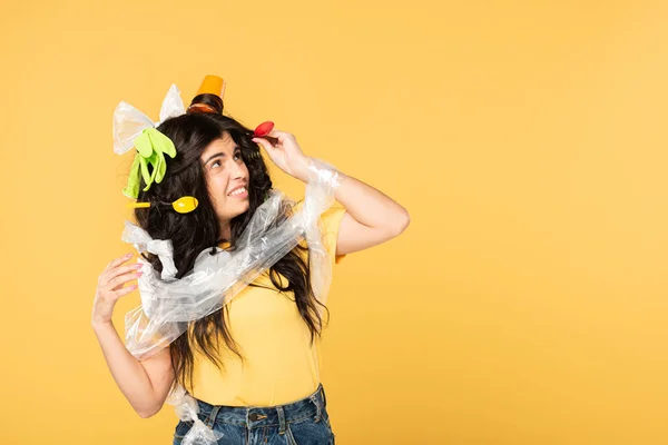 Frustrata Bella Donna Con Spazzatura Capelli Isolati Giallo — Foto Stock