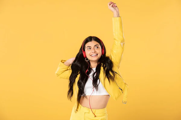 Gelukkige Jonge Vrouw Dansen Luisteren Muziek Met Koptelefoon Geïsoleerd Geel — Stockfoto