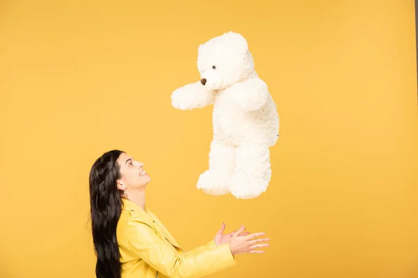 Attractive Cheerful Woman Throwing Teddy Bear Isolated Yellow — Stock Photo, Image