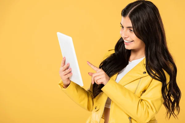 Hermosa Mujer Usando Tableta Digital Aislado Amarillo — Foto de Stock