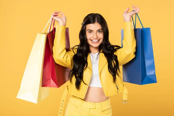 買い物袋を持つ陽気な女性 黄色で隔離 — ストック写真