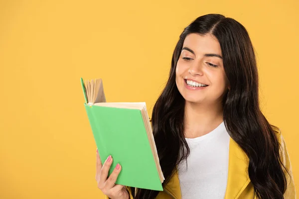 Χαμογελαστή Κορίτσι Διαβάζοντας Βιβλίο Απομονωμένο Κίτρινο — Φωτογραφία Αρχείου