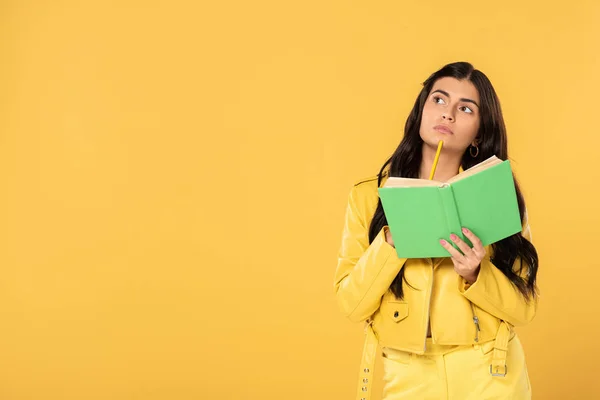 Estudiante Reflexivo Sosteniendo Lápiz Libro Aislado Amarillo — Foto de Stock