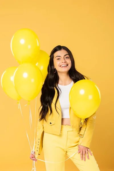 Brunetka Młoda Kobieta Trzyma Żółte Balony Izolowane Żółto — Zdjęcie stockowe