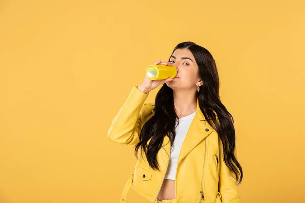 Atractiva Mujer Bebiendo Refresco Lata Aislado Amarillo —  Fotos de Stock