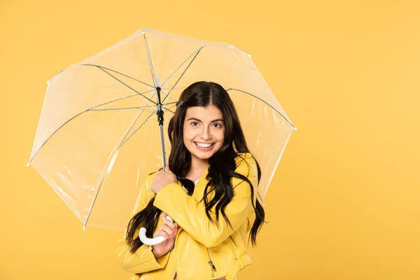 Bela Menina Sorridente Posando Com Guarda Chuva Transparente Isolado Amarelo — Fotografia de Stock