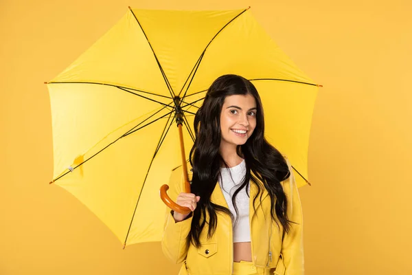 Hermosa Chica Sonriente Posando Con Paraguas Aislado Amarillo — Foto de Stock