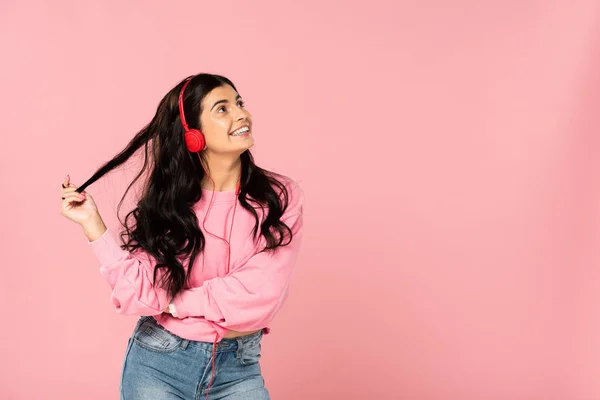 Hermosa Chica Escuchando Música Con Auriculares Aislado Rosa —  Fotos de Stock