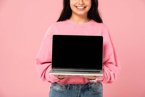 Vista Recortada Chica Que Muestra Ordenador Portátil Con Pantalla Blanco — Foto de Stock