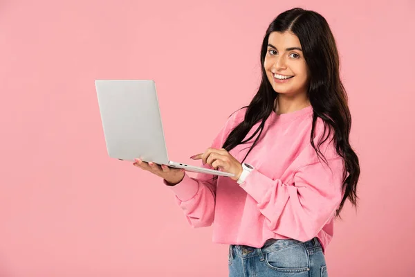 Chica Morena Feliz Usando Ordenador Portátil Aislado Rosa — Foto de Stock