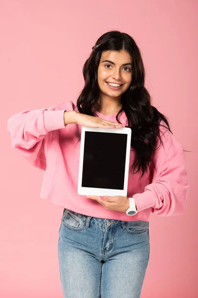 Chica Sonriente Presentando Tableta Digital Con Pantalla Blanco Aislado Rosa — Foto de Stock