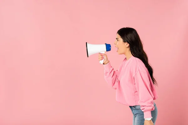 美丽的女孩大喊大叫到扩音器 孤立的粉红色 — 图库照片