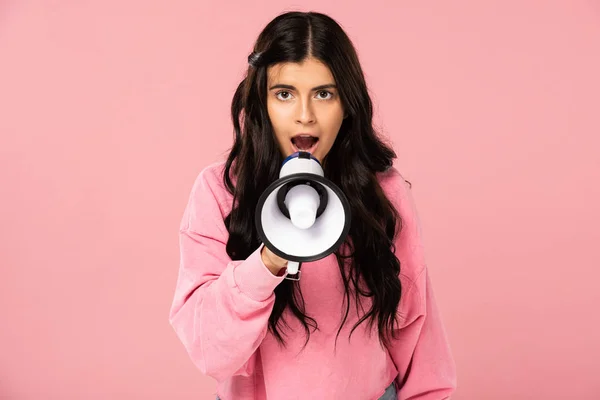 Menina Morena Gritando Megafone Isolado Rosa — Fotografia de Stock