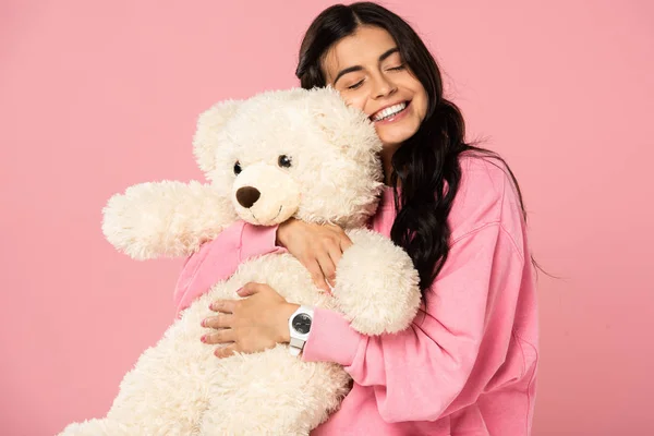 Bela Menina Sorridente Abraçando Ursinho Pelúcia Isolado Rosa — Fotografia de Stock