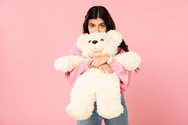 Glücklich Attraktives Mädchen Umarmt Teddybär Isoliert Auf Rosa — Stockfoto