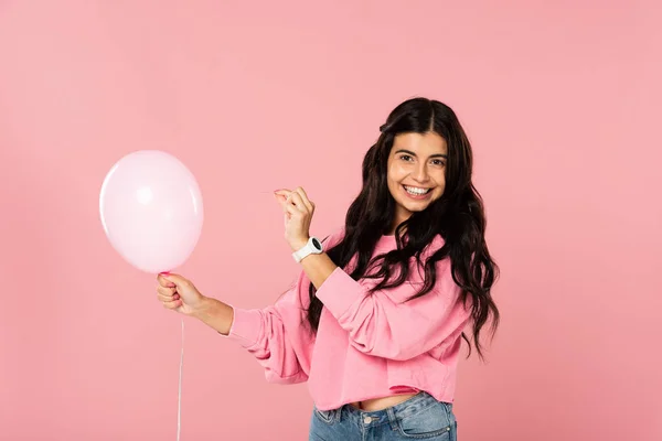 Mooie Vrolijke Meisje Houdt Naald Roze Ballon Geïsoleerd Roze — Stockfoto