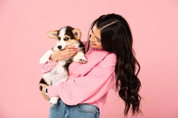 Alegre Chica Atractiva Sosteniendo Lindo Cachorro Aislado Rosa —  Fotos de Stock