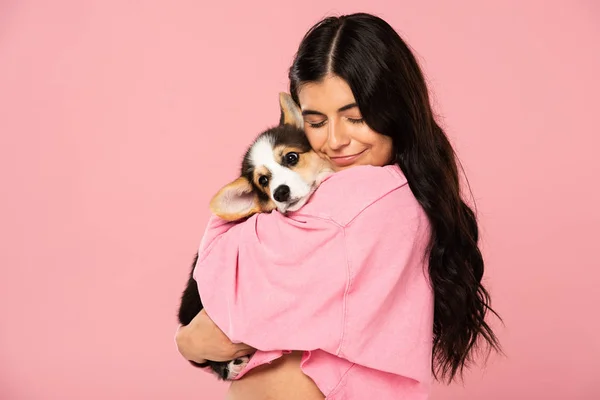 Mulher Feliz Abraçando Galês Cachorrinho Corgi Isolado Rosa — Fotografia de Stock