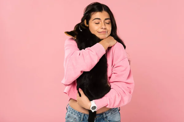 Menina Alegre Abraçando Filhote Cachorro Bonito Isolado Rosa — Fotografia de Stock