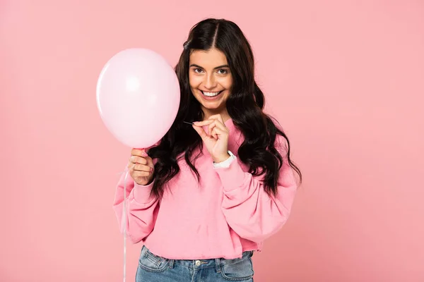 Glimlachend Meisje Holding Naald Roze Ballon Geïsoleerd Roze — Stockfoto