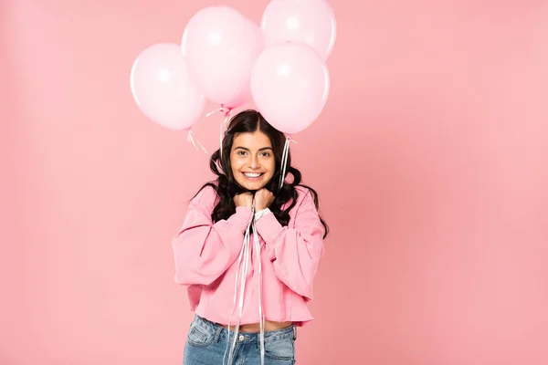 Opgewonden Meisje Vasthouden Roze Ballonnen Geïsoleerd Roze — Stockfoto