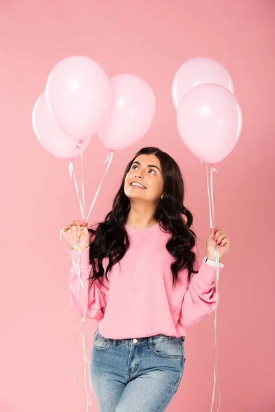 Krásná Veselá Dívka Držící Růžové Balónky Izolované Růžovém — Stock fotografie