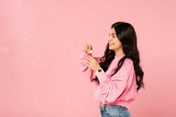 Sonriente Chica Soplando Burbujas Jabón Aislado Rosa — Foto de Stock