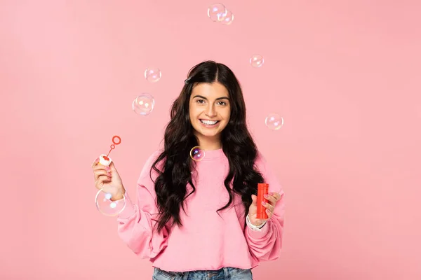 Счастливая Красивая Девушка Дует Мыльные Пузыри Изолированы Розовый — стоковое фото