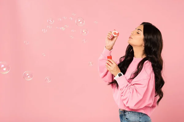 Mulher Alegre Soprando Bolhas Sabão Isolado Rosa — Fotografia de Stock