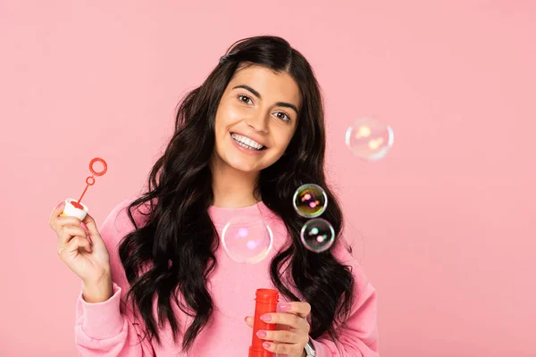 Vrolijk Meisje Met Zeepbellen Geïsoleerd Roze — Stockfoto