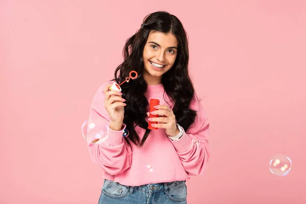 Mooie Lachende Jonge Vrouw Spelen Met Zeepbellen Geïsoleerd Roze — Stockfoto